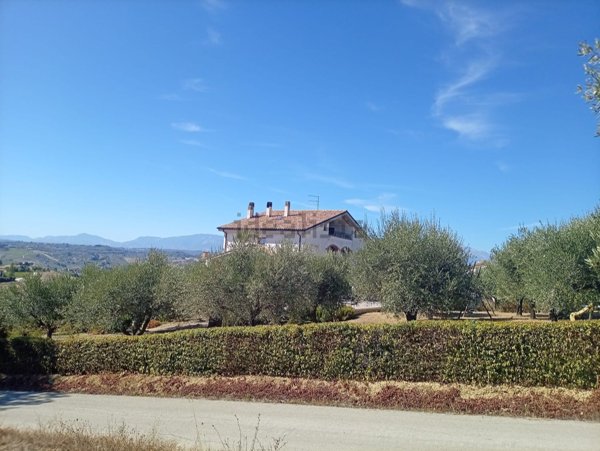casa indipendente in vendita a Città Sant'Angelo in zona Sant'Agnese