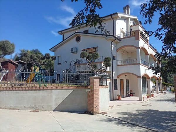 casa indipendente in vendita a Città Sant'Angelo in zona Sant'Agnese