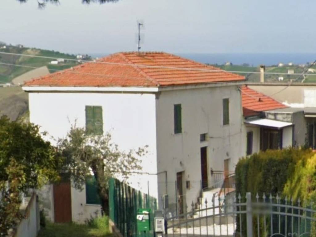 casa indipendente in vendita a Città Sant'Angelo in zona Crocifisso