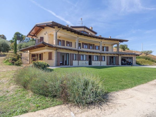 casa indipendente in vendita a Città Sant'Angelo