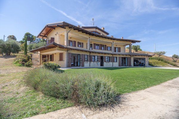 casa indipendente in vendita a Città Sant'Angelo