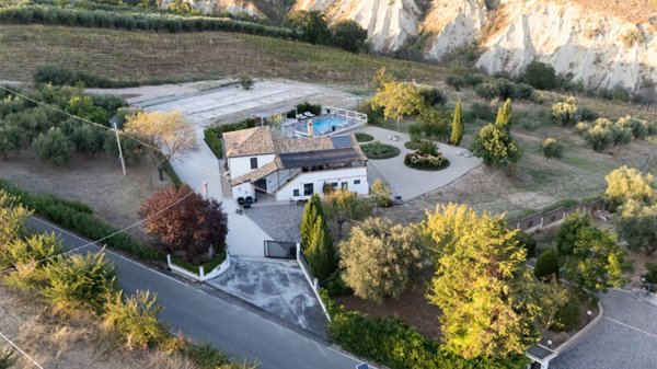 casa indipendente in vendita a Città Sant'Angelo in zona Gaglierani