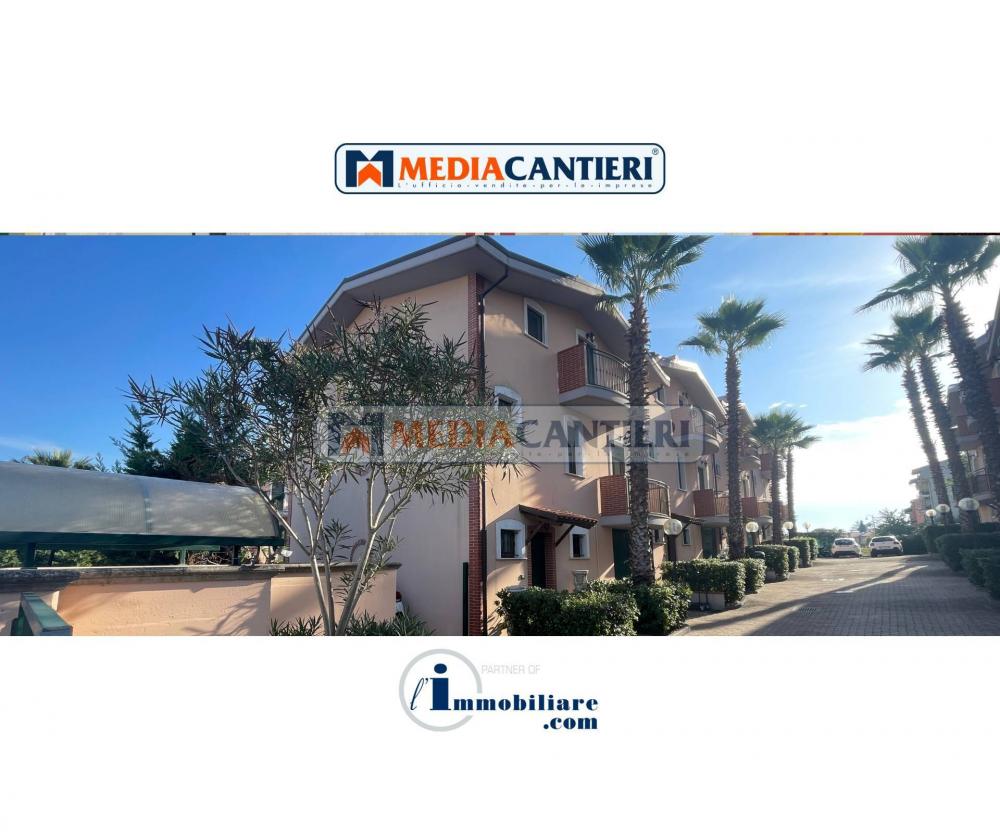 casa indipendente in vendita a Città Sant'Angelo in zona Annunziata