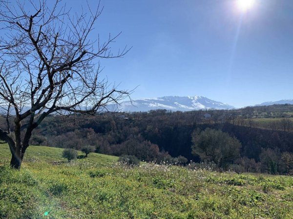 casa indipendente in vendita a Civitaquana