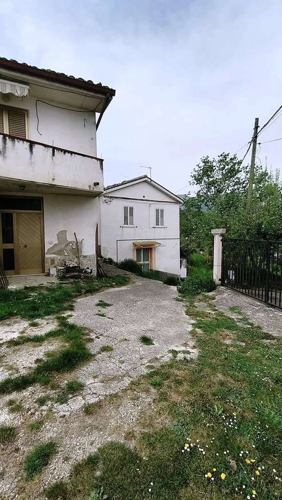 casa indipendente in vendita a Civitaquana