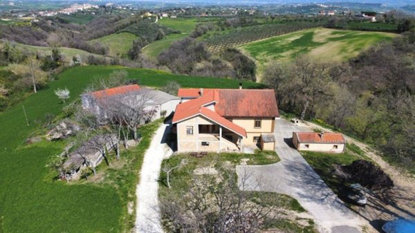 casa indipendente in vendita a Civitaquana