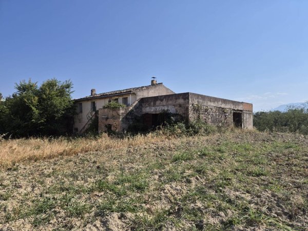 casa indipendente in vendita a Civitaquana
