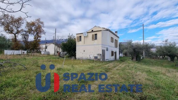 casa indipendente in vendita a Civitaquana