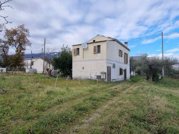 casa indipendente in vendita a Civitaquana