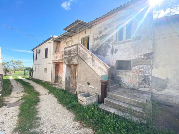 casa indipendente in vendita a Civitaquana