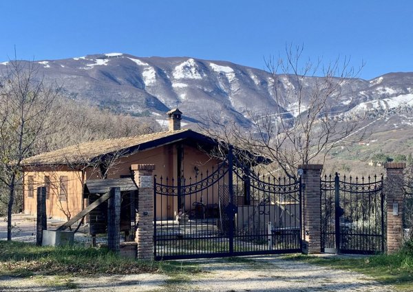 casa indipendente in vendita a Civitaquana