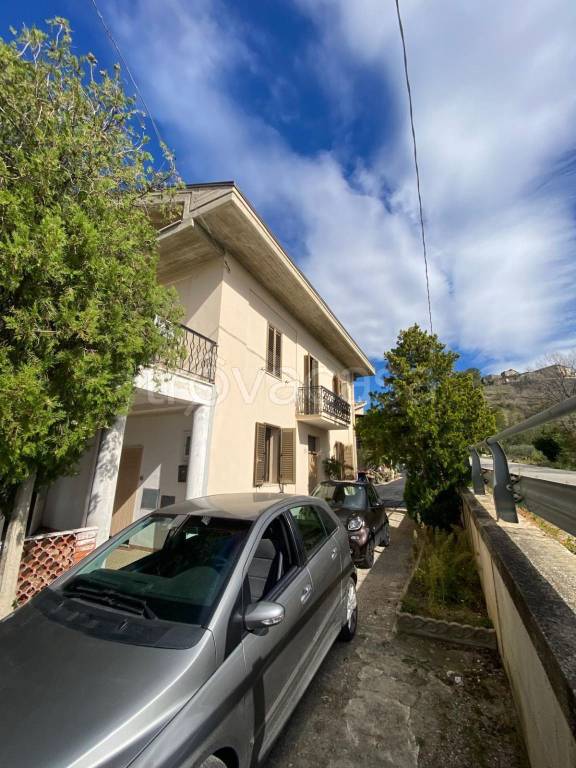 casa indipendente in vendita a Civitaquana