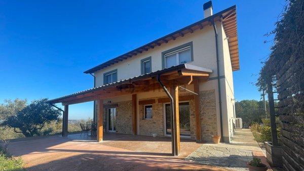 casa indipendente in vendita a Civitaquana