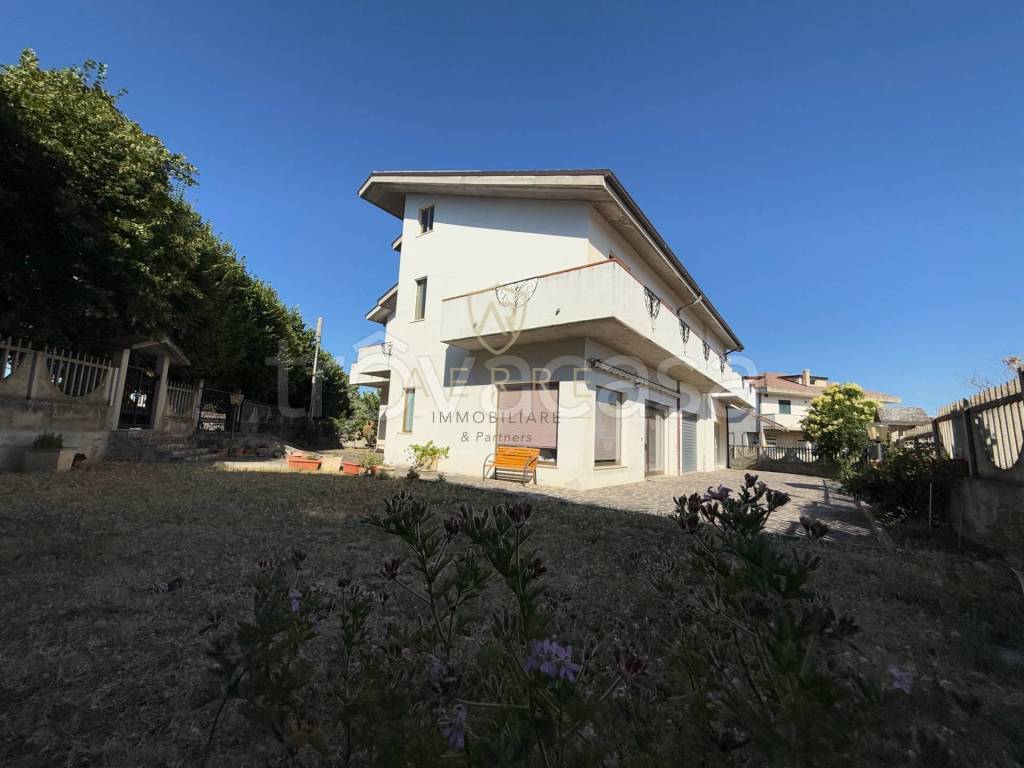 casa indipendente in vendita a Civitaquana