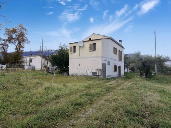 casa indipendente in vendita a Civitaquana