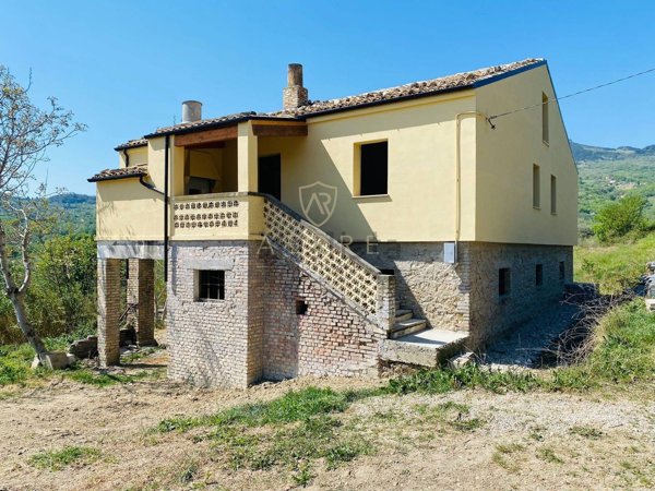 casa indipendente in vendita a Civitella Casanova in zona Mirabello