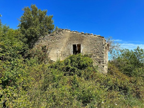 pentavano in vendita a Civitella Casanova