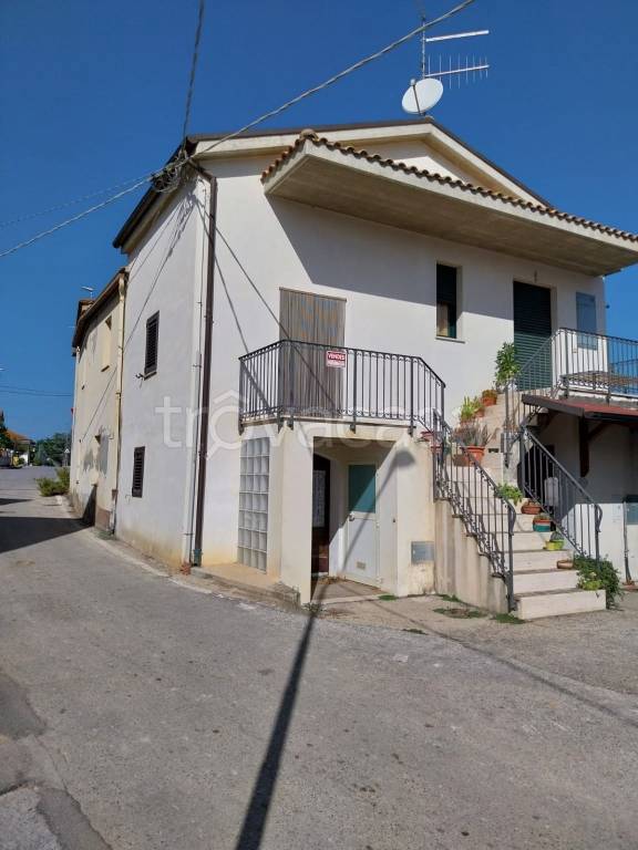 appartamento in vendita a Collecorvino in zona Santa Lucia