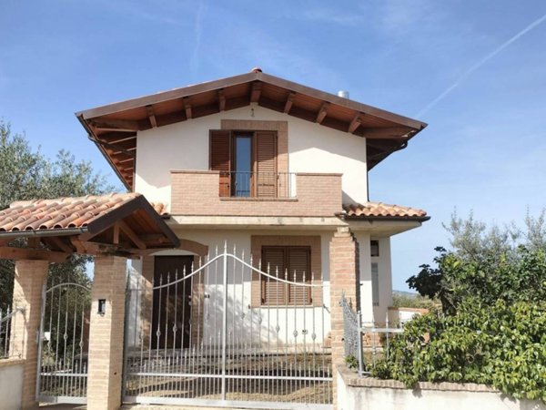 casa indipendente in vendita a Collecorvino