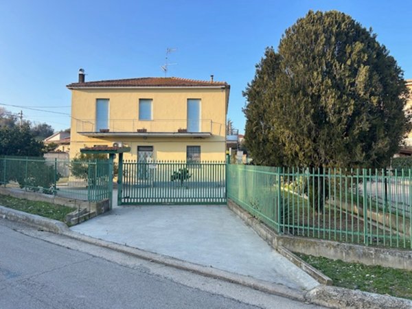 casa indipendente in vendita a Collecorvino