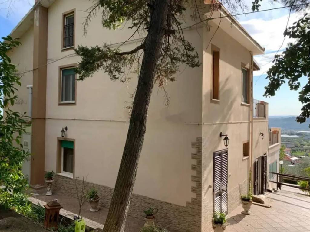 casa indipendente in vendita a Collecorvino