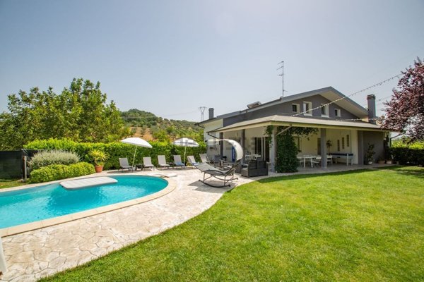 casa indipendente in vendita a Collecorvino