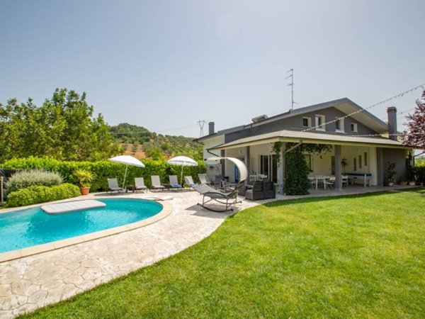 casa indipendente in vendita a Collecorvino