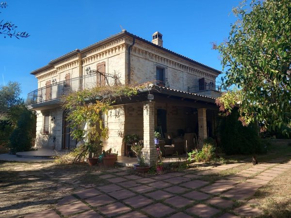 casa indipendente in vendita a Collecorvino