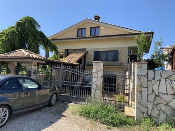 casa indipendente in vendita a Collecorvino