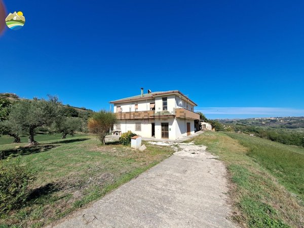 casa indipendente in vendita a Collecorvino