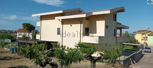casa indipendente in vendita a Collecorvino in zona Congiunti