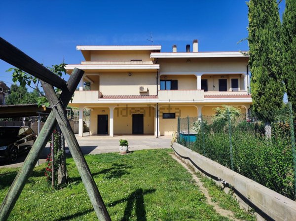 casa indipendente in vendita a Collecorvino in zona Congiunti