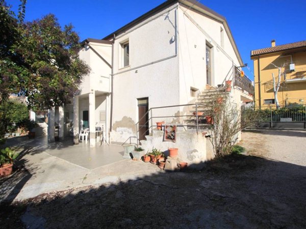 casa indipendente in vendita a Collecorvino