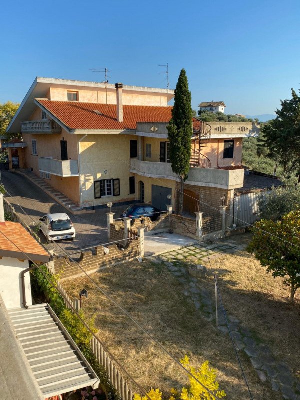 casa indipendente in vendita a Collecorvino in zona Caparrone