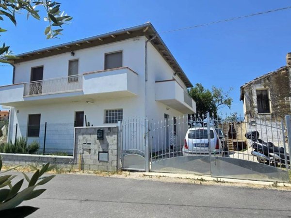 casa indipendente in vendita a Collecorvino