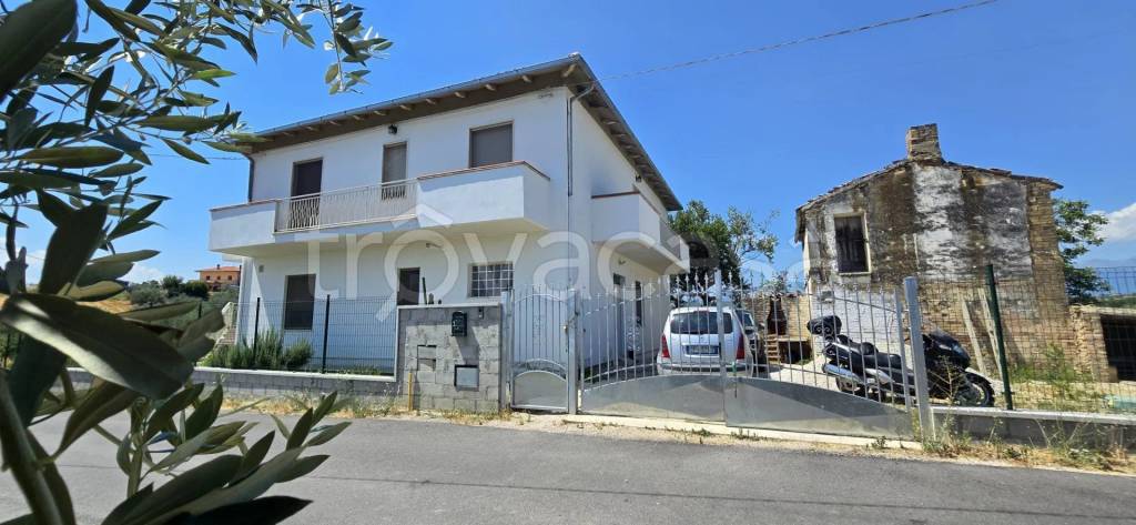 casa indipendente in vendita a Collecorvino