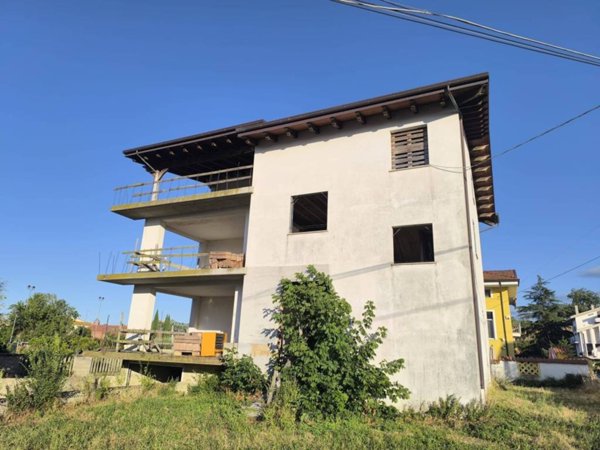 casa indipendente in vendita a Collecorvino in zona Congiunti