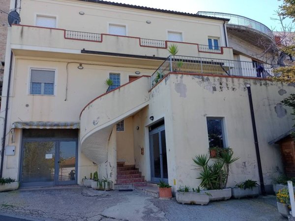 negozio in vendita a Collecorvino