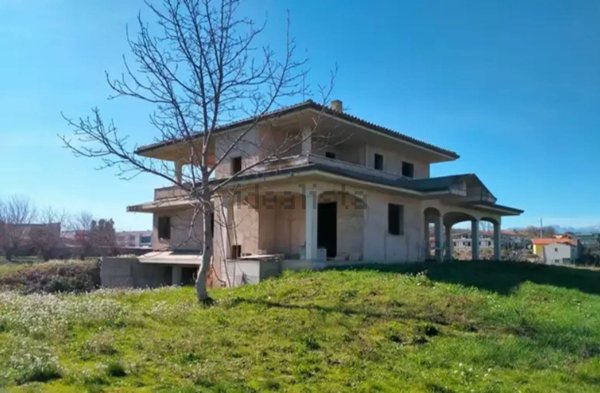 casa indipendente in vendita a Collecorvino