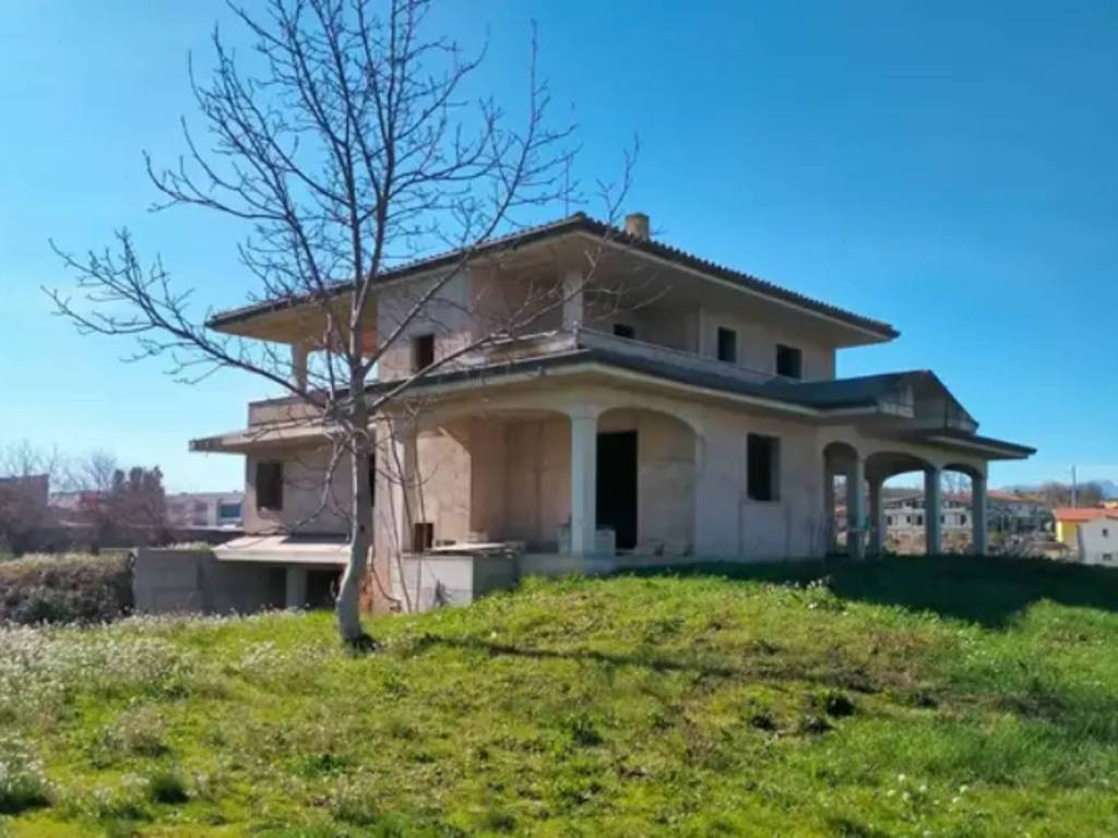 casa indipendente in vendita a Collecorvino