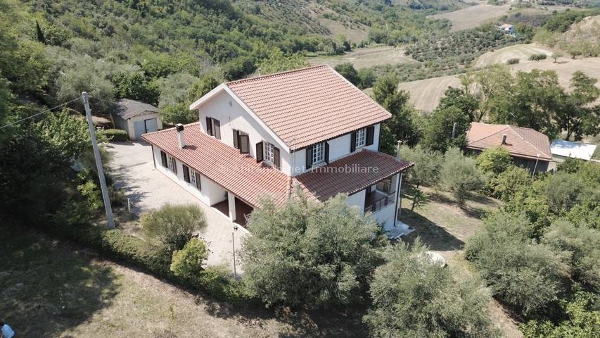 casa indipendente in vendita a Collecorvino
