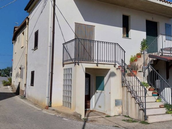 casa indipendente in vendita a Collecorvino in zona Santa Lucia