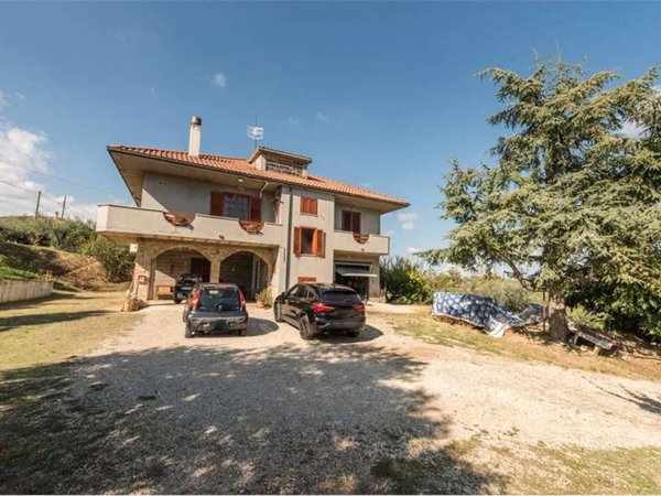 casa indipendente in vendita a Collecorvino