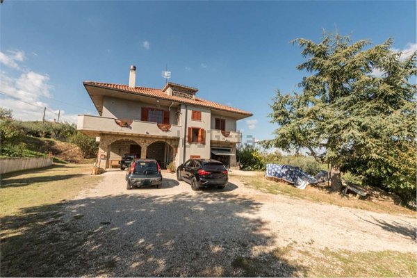 casa indipendente in vendita a Collecorvino in zona Campotino