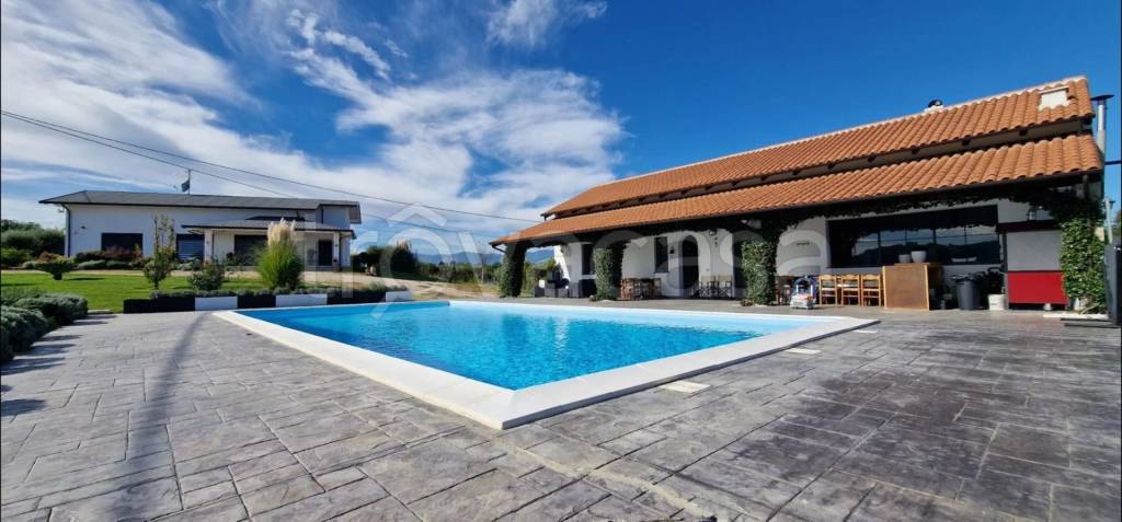 casa indipendente in vendita a Collecorvino in zona Congiunti