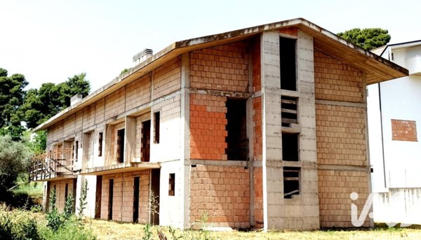 casa indipendente in vendita a Collecorvino