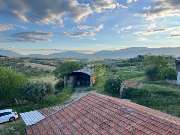 casa indipendente in vendita a Collecorvino in zona Santa Maria