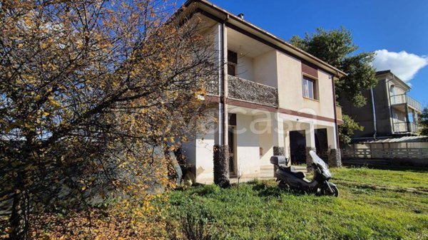 casa indipendente in vendita a Collecorvino