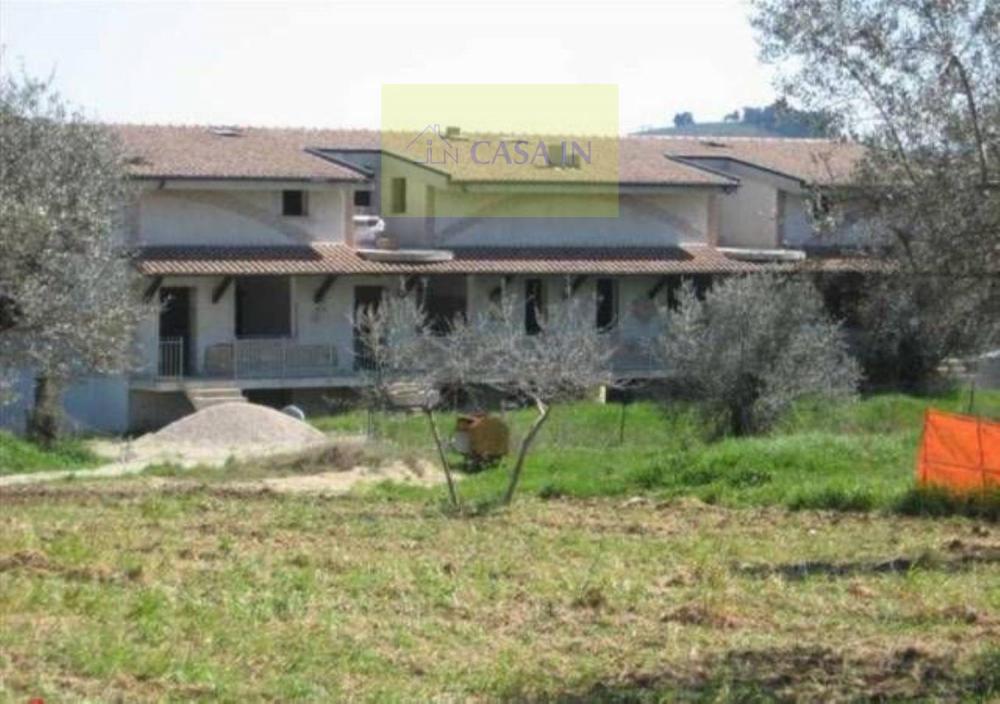 casa indipendente in vendita a Collecorvino