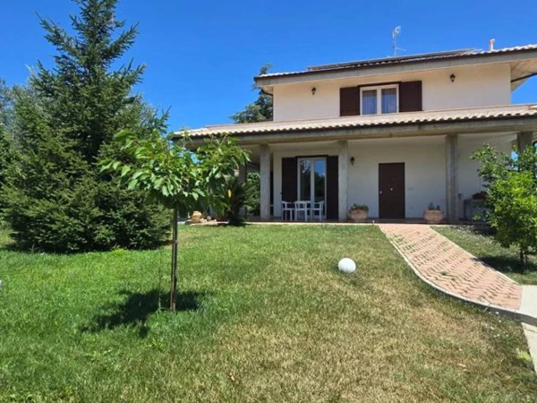 casa indipendente in vendita a Collecorvino